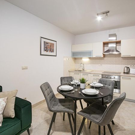 Apartments Klement Брела Екстериор снимка