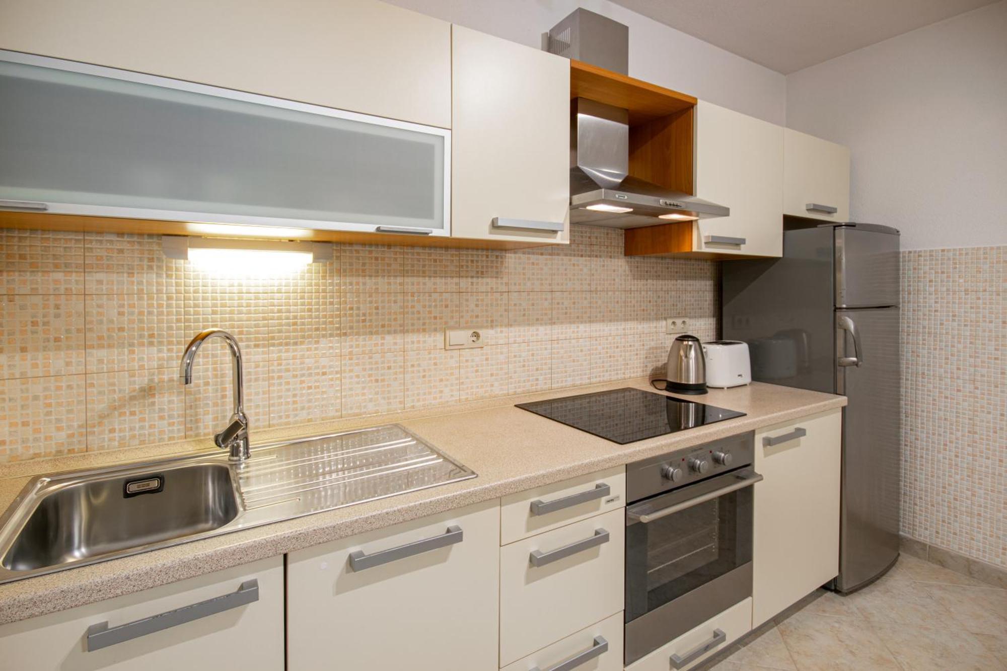 Apartments Klement Брела Екстериор снимка